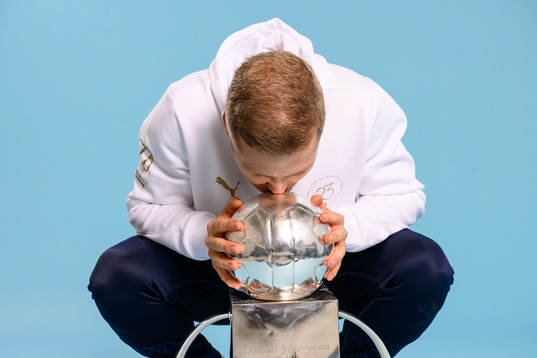 Malmö FFs Anton Tinnerholm jublar med pokalen