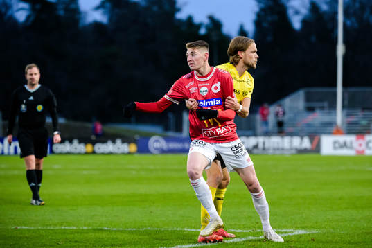 Degerfors Jamie Bichis och Mjällbys Tom Pettersson