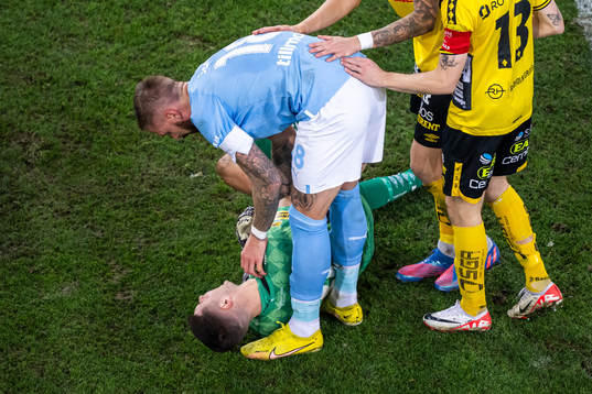 Elfsborgs målvakt Hakon Valdimarsson kollas till av Malmö FFs Pontus Jansson