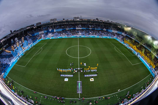 Vy över Elden Stadion och spelarna vid lineup