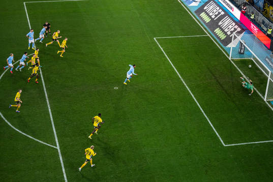 Malmö FFs Isaac Kiese Thelin gör 1-0 bakom Elfsborgs