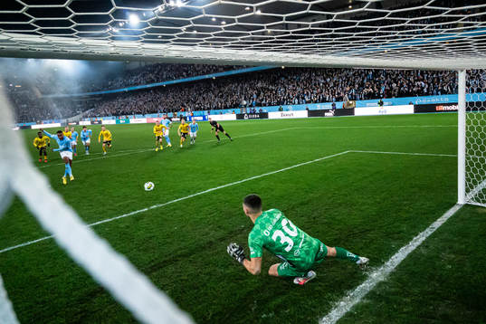 s Isaac Kiese Thelin gör 1-0 bakom Elfsborgs målvakt Hakon Valdimarsson under fotbollsmatchen i Allsvenskan mellan Malmö FF och Elfsborg den 12 november 2023 i Malmö. 