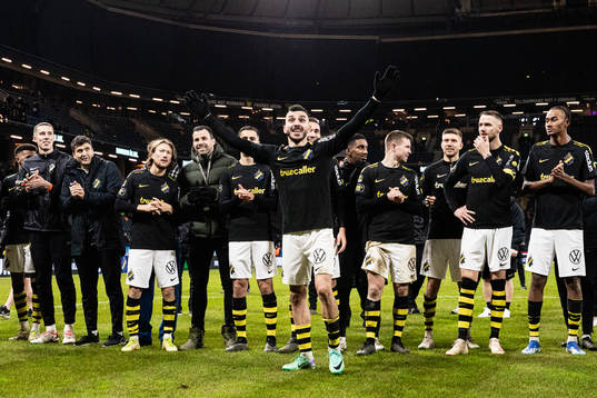 s Ioannis Pittas jublar med lagkamrater efter fotbollsmatchen i Allsvenskan mellan AIK och Värnamo den 12 november 2023 i Stockholm. 