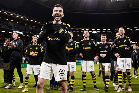 s Ioannis Pittas jublar efter fotbollsmatchen i Allsvenskan mellan AIK och Värnamo den 12 november 2023 i Stockholm. 