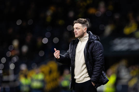 uVärnamos tränare Kim Hellberg nder fotbollsmatchen i Allsvenskan mellan AIK och Värnamo den 12 november 2023 i Stockholm. 
