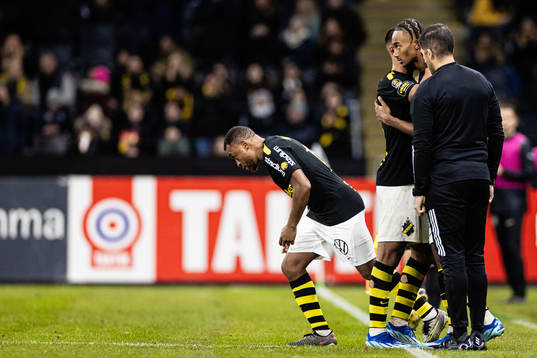 s Abdussalam Magashy och Jonah Kusi-Asare byts in under fotbollsmatchen i Allsvenskan mellan AIK och Värnamo den 12 november 2023 i Stockholm. 