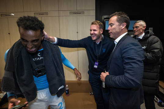 Malmö FFs Taha Ali och assisterande tränare Ola Toivonen jublar i omklädningsrummet