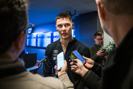 Elfsborgs målvakt Hakon Valdimarsson intevjuas