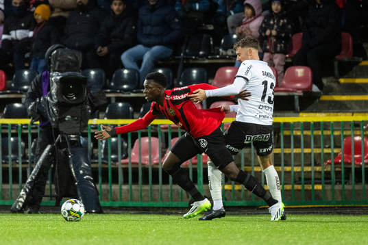 Brommapojkarnas Zeidane Inoussa och Häckens Simon Sandberg