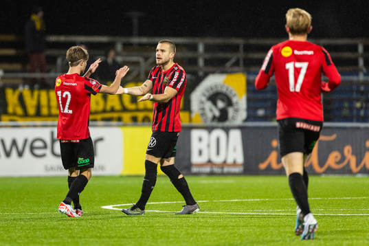 Brommapojkarnas Wilmer Odefalk jublar med Amadeus Sögaard