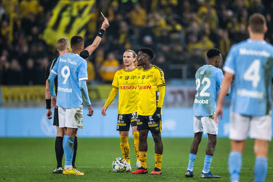 Elfsborgs Michael Baidoo tilldelas en varning av domare Glenn Nyberg