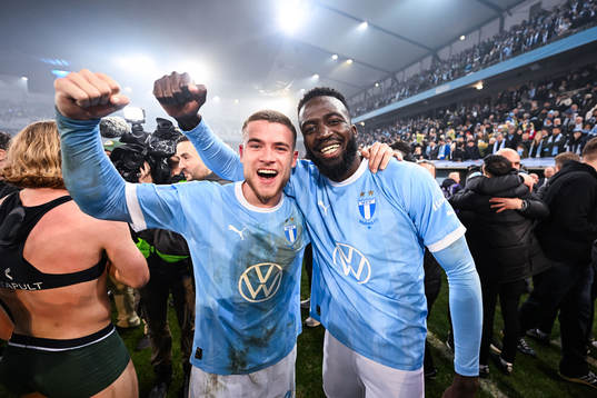 Malmö FFs Gabriel Busanello och Mahame Siby jublar över SM-guldet