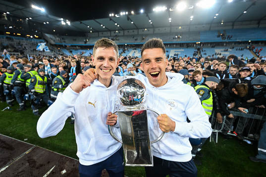 Malmö FFs Søren Rieks och Jonas Knudsen jublar med Lennart Johanssons pokal och jublar över SM-guldet