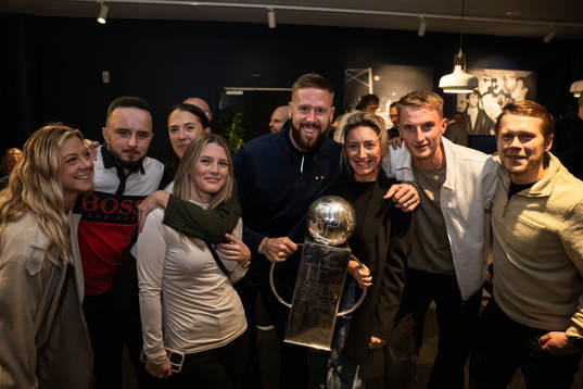 Malmö FFs Pontus Jansson med Lennart Johanssons pokal och med familj på guldbanketten för att fira SM-guldet