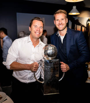 Malmö FFs sportchef Daniel Andersson och assisterande sportchef Ola Toivonen poserar för en bild med Lennart Johanssons pokal på guldbanketten för att fira SM-guldet