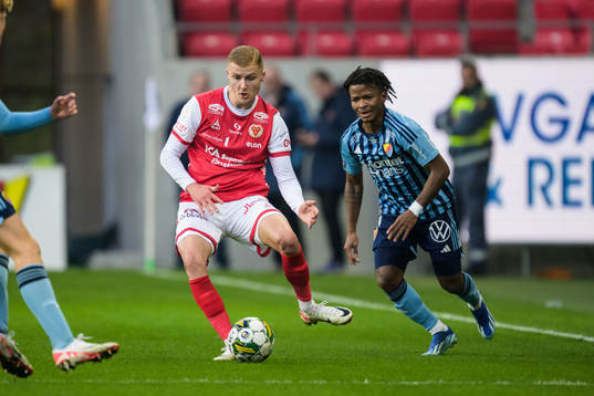 Kalmars David Kristjan Olafsson och Djurgårdens Felix Vá