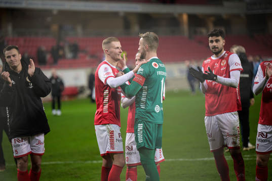 Kalmars David Kristjan Olafsson och målvakt Ricardo Friedrich jublar