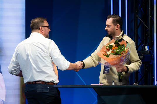 Johan Schollin, Matchdelegatkoordinator Svensk Elitfotboll, delar ut pris för Årets SLO till Christopher Lindahl, IFK Göteborg,