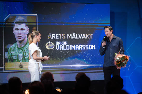 Stefan Ishizaki tar emot priset för Årets Målvakt som tilldelades Hákon Valdimarsson, IF Elfsborg,