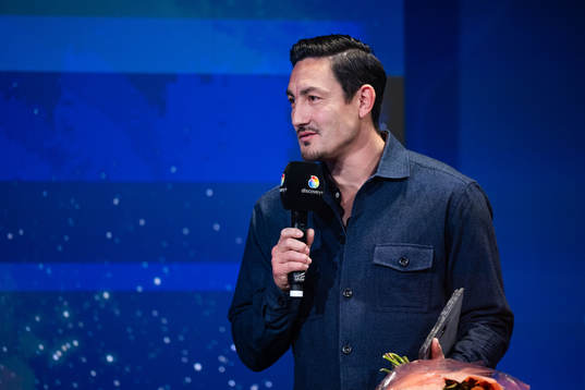 Stefan Ishizaki tar emot priset för Årets Målvakt som