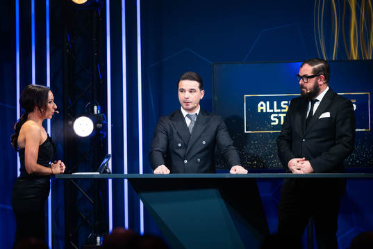 Programledare Camilla Nordlund med expertkommentatorerna