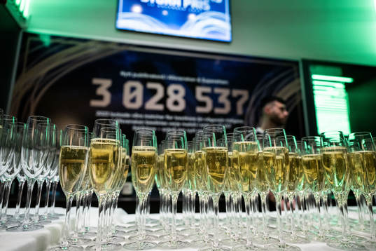 Banderoll som visar Allsvenskan och Superettans publikrekord 2023 bakom champagneglas