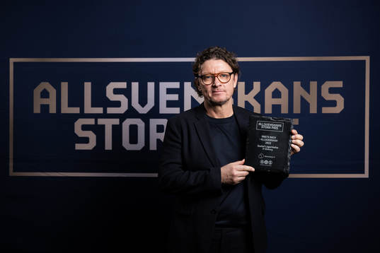 Klubbchef Elfsborg Stefan Andreasson poserar för porträtt med priset för Årets back som tilldelades Gustaf Lagerbielke, IF Elfsborg,