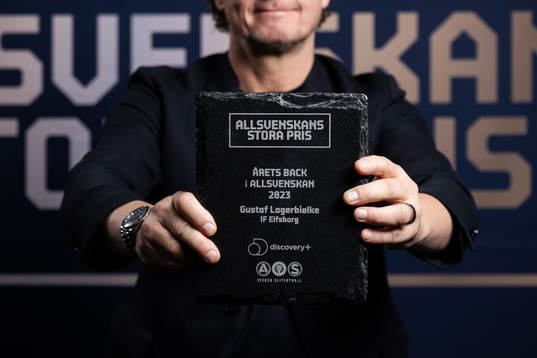 Klubbchef Elfsborg Stefan Andreasson poserar för porträtt med priset för Årets back som tilldelades Gustaf Lagerbielke, IF Elfsborg,