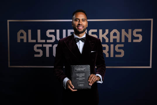 Isak Kiese Thelin, Malmö FF, poserar för porträtt med priset för Årets forward