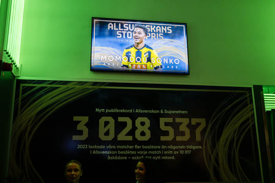 Årets unga spelare Momodou Sonko presenteras på en skärm