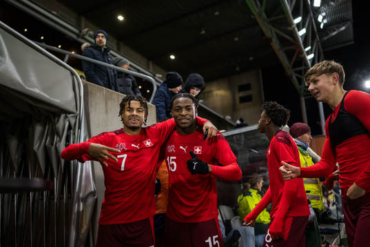 Schweiz Malik Deme och Ifechukwu Ogbus jublar