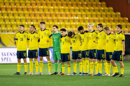 Leonardo De Oliveira, Elison Makolli, Anes Cardaklija, målvakt Elis Bischesari, Adrian Skogmar, Taha Ayari, Montader Madjed, Lucas Bergvall, Charlie Axede, Pontus Dahbo och Kasper Karlsson vid en tyst minut