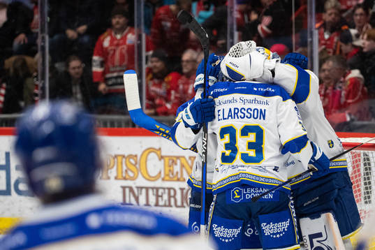 Leksands Eddie Larsson och målvakt Mantas Armalis jublar