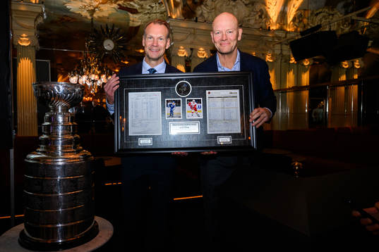 Nicklas Lidström and Mats Sundin pose for a photo