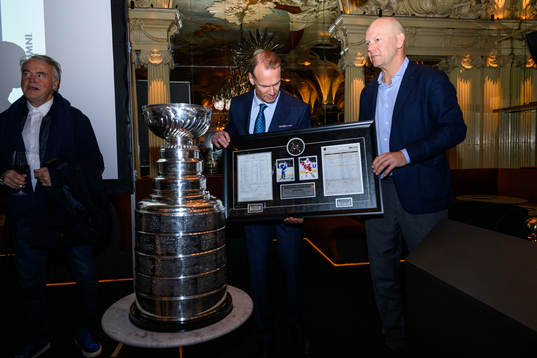 Nicklas Lidström and Mats Sundin as Nicklas Lidström has