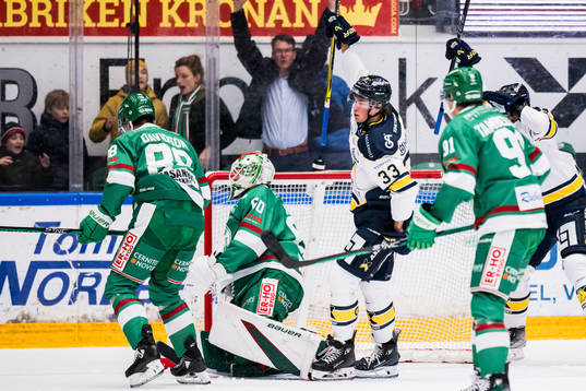 HV71s Måns Lindbäck jublar