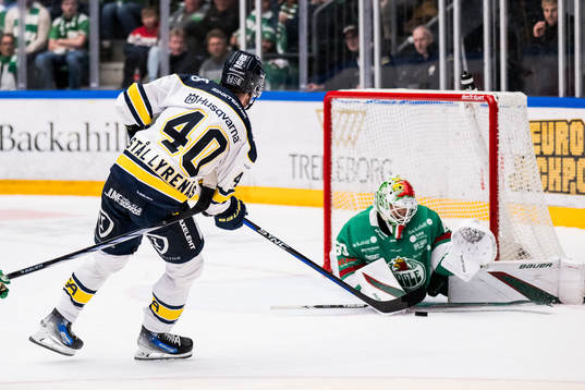 HV71s Oskar Stål-Lyrenäs och Rögles målvakt Petr Kvaca