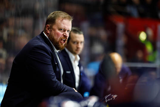 Linköpings tränare Klas Östman reagerar