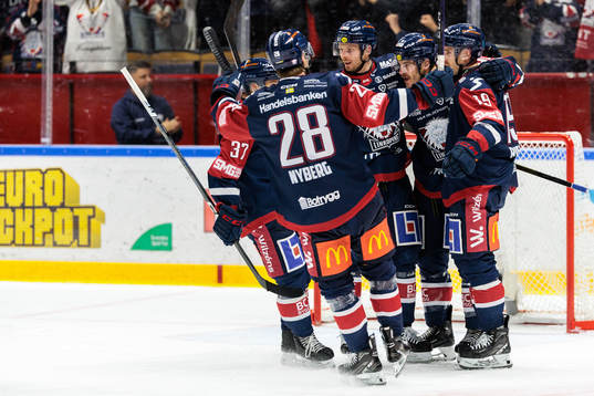 Linköpings Patrick Russell jublar med lagkamrater