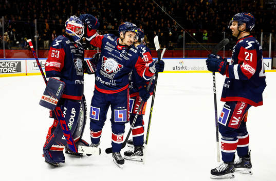 Linköpings Ty Rattie tackar målvakt Marcus Högberg 231116