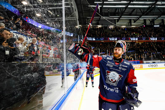 Linköpings målvakt Marcus Högberg jublar