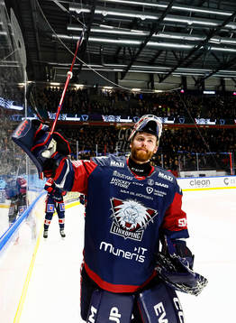 Linköpings målvakt Marcus Högberg jublar