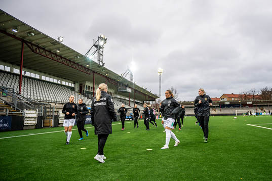 Brommapojkarnas spelare värmer upp