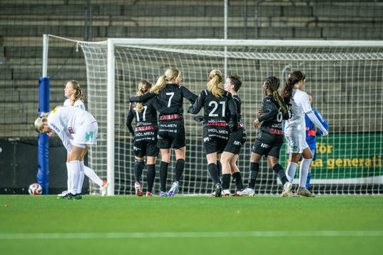 Umeås Tyra Eriksén jublar efter 2-1