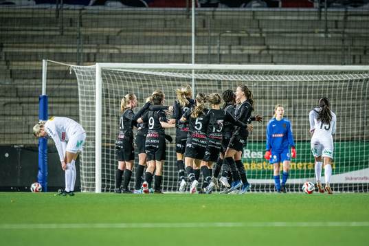 Umeås Tyra Eriksén jublar efter 2-1