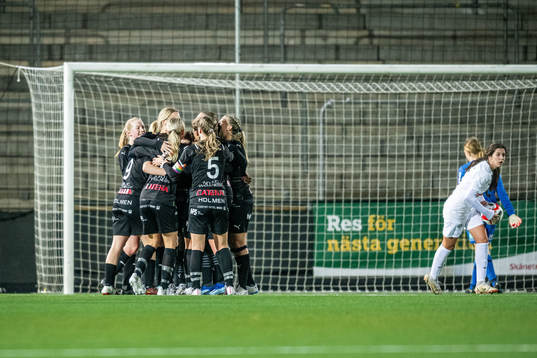 Umeås Tyra Eriksén jublar efter 2-1