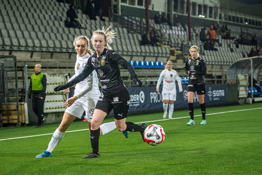 Brommapojkarnas Alice Bååthe och Umeås Tuva Nilsson
