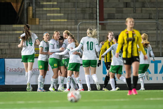 Hammarbys Sonja Windahl jublar efter 0-2 med lagkamrater