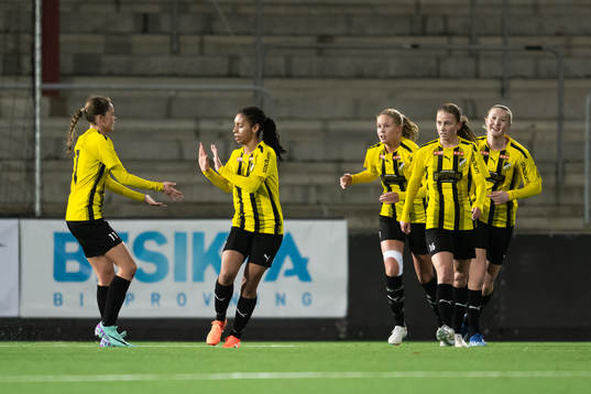 Häckens Stella Oyoko Bengtsson jublar med lagkamrater efter 2-3
