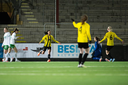 Häckens Stella Oyoko Bengtsson jublar med lagkamrater efter 2-3